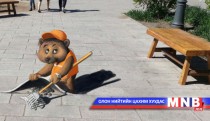 Нийслэлийн гудамжуудад шинэ сандал байрлуулжээ