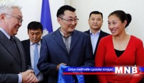 Дөрвөн удаа ихэрлэж 8 хүүхэдтэй болсон гэр бүлд орон сууц олголоо