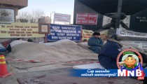 Цагдаа нар өлсгөлөнг хүчээр тараах гэж оролдож байна