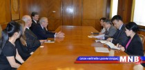 Рамсфелд сангийн ерөнхийлөгч Доналд Рамсфелдийг хүлээн авч уулзав