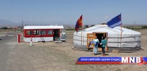 Увсынхан ойн баяр наадмын зочдоо хадаг, сүүтэй угтаж байна