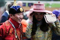 Д.Ганбаатар “Молор эрдэнэ” одонгоор энгэрээ мялаалаа