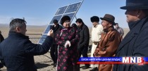 УИХ-ын дарга З.Энхболд нарны эрчим хүчээр ажилладаг ус өргүүр худаг байгуулж буй төслийн явцтай та..