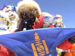 Б.Цэвээндаш Эверестийн оргилд 3 дахь удаагаа гарлаа