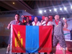 Пауэрлифтингийн тамирчид таван медальтайгаар эх орондоо ирлээ