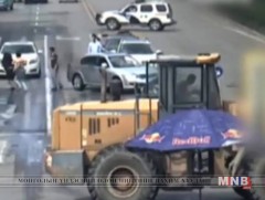 Бульдозерийн танхай жолоочийг буудаж, аюулгүй болгожээ