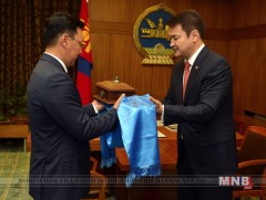 Монгол Улсын 29 дэх Ерөнхий сайд Засгийн газрын тамгаа хүлээж авлаа