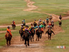 “Агт -Эрдэнэ” галын уяач Ш.Мөнгөншагайгийн хүрэн түрүүллээ