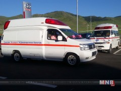 М.Даваажаргал гурван аймаг, нэг сумын эмнэлэгт автомашин бэлэглэлээ