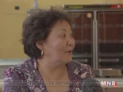 Цэцэгт дурлаг судалдаг эмэгтэй