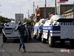 Цагдаагийн хэлтэсийг барьцаалсан этгээдүүд бууж өглөө 