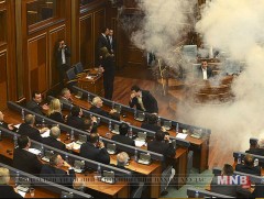 Косовогийн парламентын ордон руу тэсрэх төхөөрөмж шидсэн хэрэг гарчээ