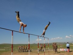 Оюутан цэргүүд сурлагадаа амжилт гаргаж, бие хүн болон төлөвшиж сурдаг