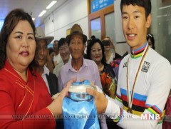 Дэлхийн аварга дугуйчин эх орондоо ирлээ