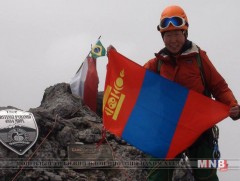 Б.Гангаамаа Пункак Жаяа оргилд гарсан анхны Монгол уулчин боллоо