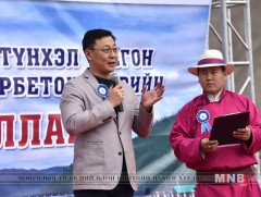 Ерөнхий сайд Ж.Эрдэнэбат Сэлэнгийн Мандал, Баянгол суманд ажиллалаа