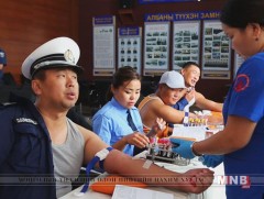 Цагдаагийн алба хаагчид цусаа хандивлав 