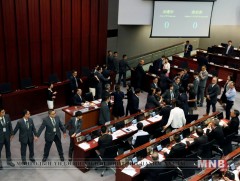 Хонгконгийн ардчиллыг дэмжигч хууль тогтоогчид Бээжинг үгүйсгэлээ