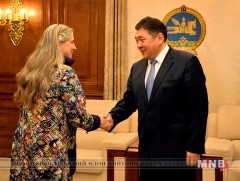 Хатагтай Нэнси Постер,  ноён Марк Коэнинг нарыг хүлээн авч уулзав