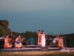 Дуучин Яширо Аки “Увертюра” хамтлагийн “Жамаас” дууг худалдаж авчээ