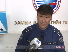 Сурагчид ханцуйвч өмсөж зам хөндлөн гарна