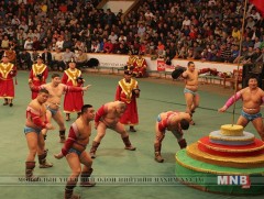 Ерөнхийлөгч Ц.Элбэгдорж бөхийн барилдаан үзэж сонирхов