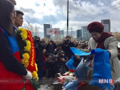 “Маамуу нааш ир” дууны хөшөөнд цэцэг өргөлөө