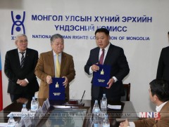 Санамж бичигт гарын үсэг зурлаа