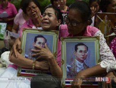 Тайландын хаантай салах ёс хийхийг хүссэн иргэдийн урт дараалал үүсчээ 