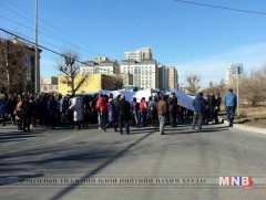 Зам хааж жагсаал цуглаан хийснээс болж яаралтай тусламжийн машин саатаж байна