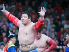 “Хантайшир” дэвжээний 15 жилийн ойд зориулсан барилдаанд аварга Ч.Санжаадамба түрүүллээ  