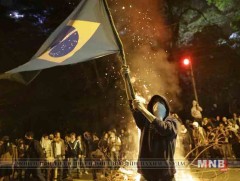 Нийгмийн  халамжийг хязгаарлах төлөвлөгөөг эсэргүүцэгчид жагсч байна