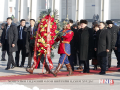 Д.Сүхбаатарын хөшөөнд цэцэг өргөж, хүндэтгэл үзүүллээ