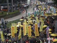 Хонгконгийн ардчилсан хөдөлгөөнийхөн Бээжингийн хөндлөнгийн оролцоог эсэргүүцлээ 