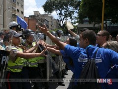 Венесуэлын сөрөг хүчнийхэн  жагсаал цуглаанаа  цуцаллаа