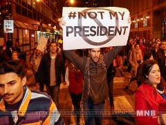 АНУ-ын хэд хэдэн хотод Трампыг эсэргүүцсэн жагсаал болж байна 