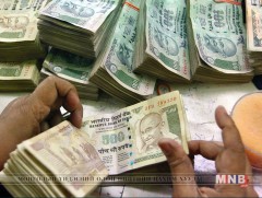 Энэтхэгт хуучин мөнгөн дэвсгэртээ солиулах гэсэн иргэдийн урт дараалал хэвээрээ байна 