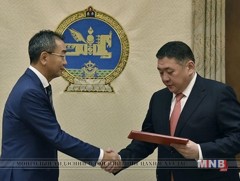 УИХ-ын дарга М.Энхболдод хуулийн төслүүд өргөн барилаа