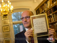 Анне Франкийн гар бичмэл дуудлага худалдаагаар 150 мянган америк доллараар зарагджээ 