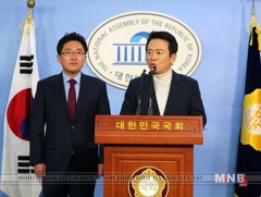 БНСУ-ын нэр бүхий хоёр улс төрч эрх баригч Сэнури намаас гарчээ  