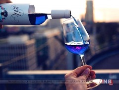 Цэнхэр өнгөтэй усан үзмийн дарс гарган авчээ 