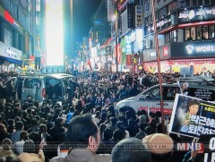 Ерөнхийлөгч Пак Гын Хэг эсэргүүцэгчдийн жагсаалд сая гаруй хүн оролцжээ 