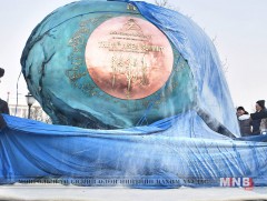 “Тэнгэрийн өрх” уран бүтээлийг төв талбайн урд байршууллаа