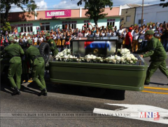Фидель Кастротой салах ёс гүйцэтгэж байна