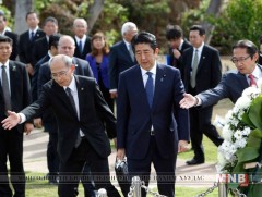 Шинзо Абэ америкийн цэргүүдийн  дурсгалыг хүндэтгэн  цэцэг  өргөлөө 