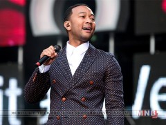 Жон Леженд охиндоо зориулан дуу зохиожээ