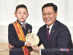 Ерөнхий сайд “Оны онцлох” сурагчдад батламж олгов