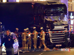 Шинэ жилийн үзэсгэлэн худалдаанд оролцож байсан хүмүүс рүү  хүнд даацын ачааны машинаар  дайрчээ 