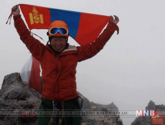 ОУХМ Б.Гангаамаа дэлхийн долоо дахь ноён оргилд төрийн далбаагаа мандууллаа