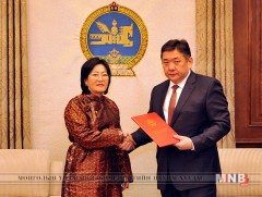 Эрүүл мэндийн сайд А.Цогцэцэг хуулиудын төсөл өргөн мэдүүлэв